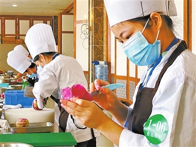 珠海市各大職業(yè)院校、技工院校積極貫徹&ldquo;產(chǎn)業(yè)第一&rdquo;決策部署 職業(yè)教育與產(chǎn)業(yè)需求實現(xiàn)&ldquo;同頻共振&rdquo;